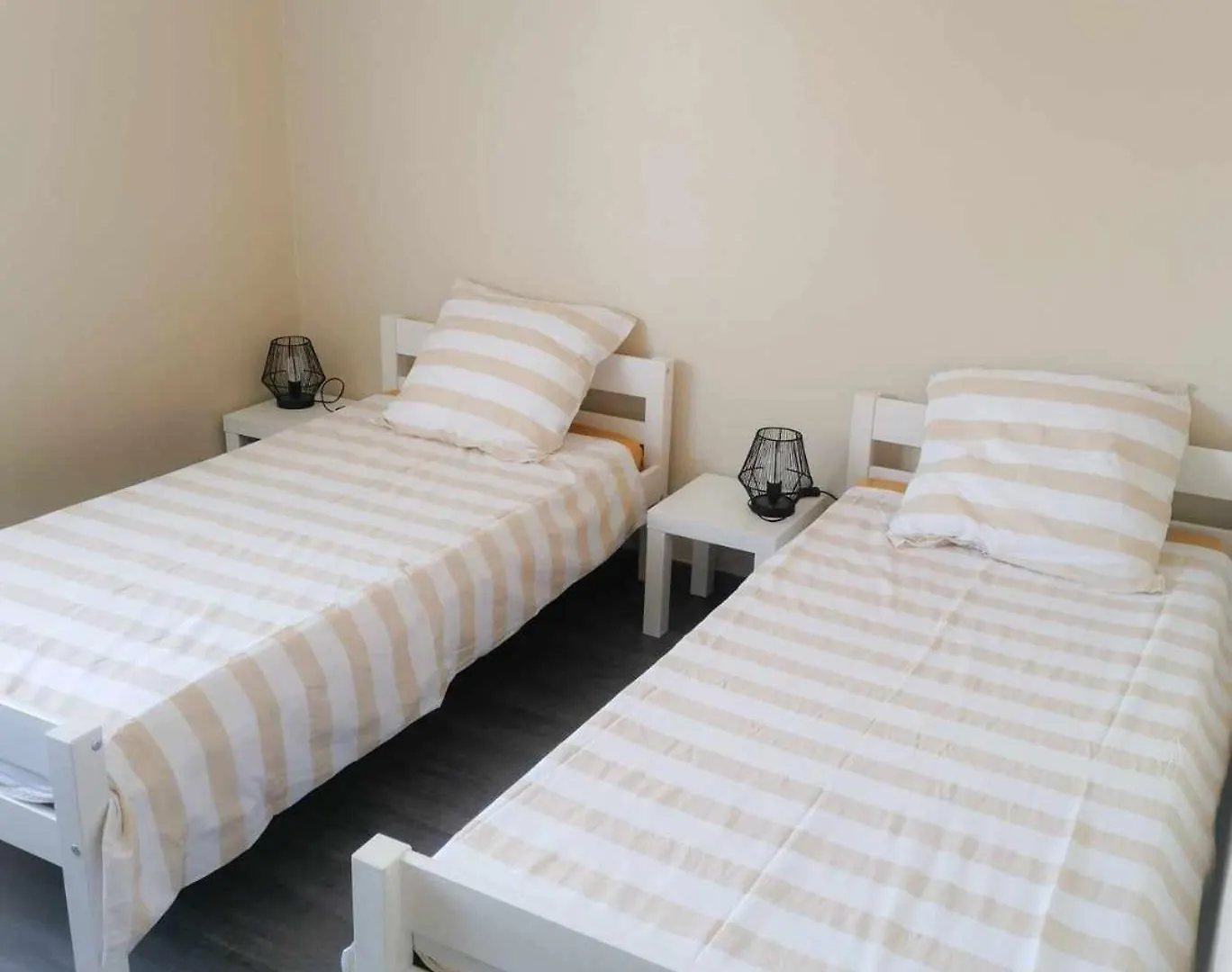 Fleurs De Lys Apartment Saint-Germain-Lespinasse 0*,  France